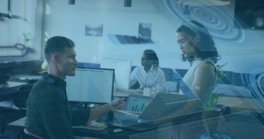 Kadın dizüstü bilgisayarı yerleştiriyor ve animasyon bar çizelgesini brifing için verileri gözden geçiriyormuş gibi gösteriyor. İşbirliği, takım çalışması, ofis, dijital, iletişim, üretkenlik, modern