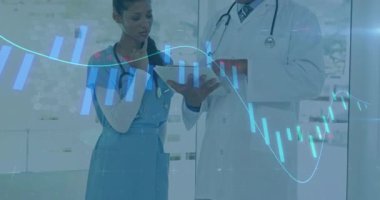 Doktor tıkırtı tableti, hemşire izleme çizelgesiyle tıbbi analitik inceleme başlatılıyor. Tıbbi, sağlık, teknoloji, veri, analiz, işbirliği, yenilik