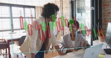 Lider dizüstü bilgisayarın finans şemasını işaret ederek iş arkadaşını şamdanı tersine çevirmeye yönlendiriyor. İş, işbirliği, veri, analitik, profesyonel, modern, takım çalışması