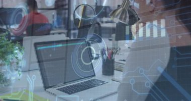 Dizüstü bilgisayarda dönen animasyon çizelgeleriyle veri analizlerine tıklayarak inceleyen kadın işçi. Teknoloji, veri, analitik, ofis, takım çalışması, dijital, modern