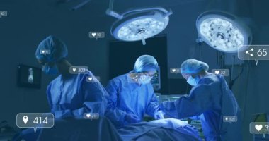 Neşter takımını sürükleyen cerrah LED ışıkları altında kesim yaparken sosyal ölçümler yükseliyor. Tıbbi, takım çalışması, yenilik, sağlık, kesinlik, işbirliği, teknoloji