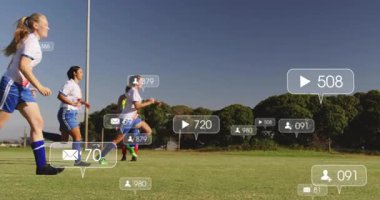 Sahada oyun ikonu gösteriliyor, iki bayan oyuncu spor tatbikatında koşuyor ve sosyal ölçüler artıyor. Atletizm, takım çalışması, fitness, açık hava, canlı, rekabet, motivasyon