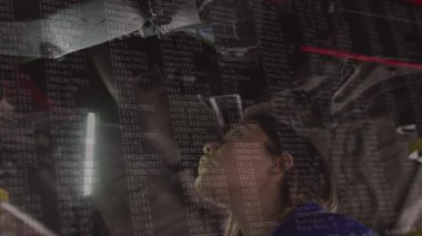 Otomotiv teknisyeni LED ile şasiyi teftiş ediyor, veri örtüsünü başlatıyor ve arızaları işaretliyor. Tamirci, atölye, endüstriyel, teşhis, bakım, teknoloji, mühendislik