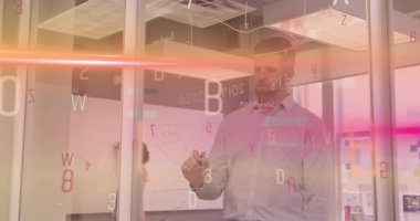 İşadamı, işaretçi toplantı odasını seçiyor. Pencereye dijital kaplamayla grafikler çiziyor. İşbirliği, yenilik, veri, analiz, modern, profesyonel, takım çalışması