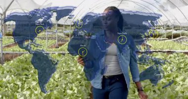 Dişi tarım uzmanı tablet tıkırdatma sera haritası küresel senkronizasyonu vurgulayan saatler. Tarım, teknoloji, sürdürülebilirlik, yenilik, küresel, bağlantı, deney