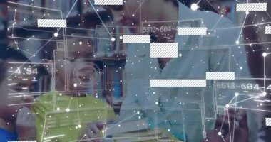 Eğitimci, öğrenciler sayfaları sayfalarken yeşil kartı gösteren bir kitap okuduğu için sayfayı çevirdi. Edebiyat, eğitim, hikaye anlatma, öğrenme, çocukluk, kütüphane, okuma