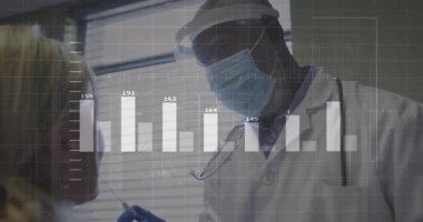 Hekim genzinden örnek alıp hastayı muayene ediyor. Çizelgeden çizelgeye ve zaman çizgisine veri aktarıyor. Tıbbi, sağlık, tanı, analitik, teknoloji, bilimsel, profesyonel