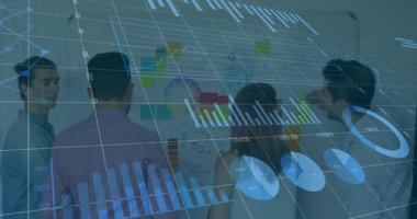 İş planlama için odaya giren dört profesyonel, yapışkan notlar yerleştiriyor, veri tabloları çiziyor. İşbirliği, strateji, yenilik, beyin fırtınası, analitik, takım çalışması, sunum