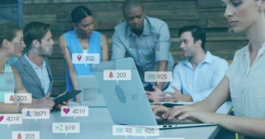 İş dünyası ekibi toplantı masasında toplanmaya başlıyor. Animasyon mesaj simgeleri bağlanma büyümesini takip ediyor. İşbirliği, takım çalışması, dijital, analitik, yenilik, modernite, iletişim