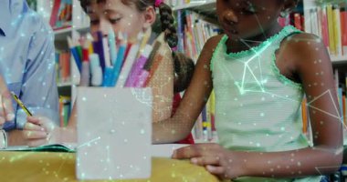 Erkek öğretmen sarı kalem seçiyor ve eğitimde yüzen kalemlerle yazı yazan öğrencilere rehberlik ediyor. Sınıflar, eğitim, yaratıcılık, akıl hocalığı, okur yazarlık, öğrenme, sanatsal