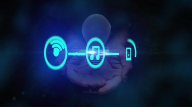 Kavis ve nokta parlamaya başlıyor, eller ampulü tutuyor, üç simge kablosuz internete giriyor. Gelecek, teknoloji, bağlantı, dijital, yenilik, soyut, siber