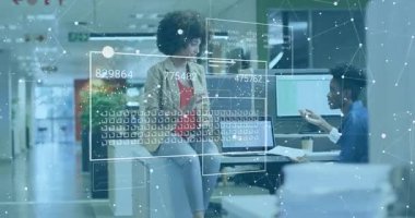 Teknik çalışanlar çizelgeyi geçiriyorlar ve bilgisayarın güncellemesini izlerken telefon kaymasına neden oluyorlar. İşbirliği, üretkenlik, yenilik, dijital, çalışma alanı, takım çalışması, analitik