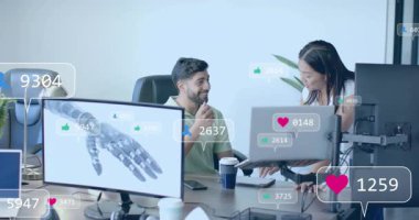 İş arkadaşları teknoloji masasında sosyal ölçümlerle konuşuyor. Kavrayış için robotik kol yakınlarını güncelliyorlar. Teknoloji, işbirliği, veri analizi, yenilik, dijital çalışma alanı, ilerleme, modern