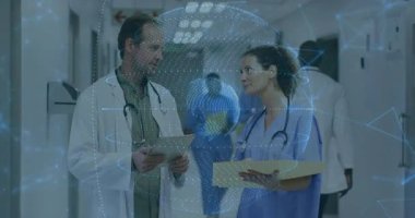 Hastane doktorunun tabletine giriliyor ve hemşire hasta incelemesi için dosya ızgarasını açıyor. Sağlık, işbirliği, teknoloji, yenilik, profesyonellik, klinik, iletişim