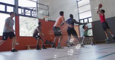 Kırmızılı nişancı, defans oyuncuları basketbol antrenmanında ribaund peşinde koşarken şutunu atıyor. Eylem, takım çalışması, atletizm, rekabet, eğitim, sportmenlik, yoğunluk