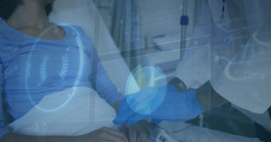 Doktorun serumu kontrol etmesi ve torba ayarlanırken tüpü sıkması üzerine. Sağlık, tıbbi, profesyonellik, teknoloji, hasta bakımı, teşhis, klinik