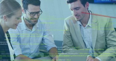 Bilgisayar başında kod kaplamalı ve teknik proje incelemesine rehberlik eden üç profesyonel. İşbirliği, takım çalışması, çalışma alanı, teknoloji, yenilik, dijital, modern