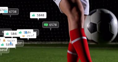 Futbolcu sahada topa vuruyor yüzen sosyal simgeleri hokkabazlık yaparak ölçüleri gösteriyor. Sporcu, spor, dijital, yenilikçi, performans, enerji, dinamik