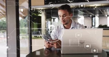 Adam akıllı telefona uzanıyor ve dizüstü bilgisayara geçmeden önce dengeleri gözden geçiriyor. Teknoloji, bankacılık, finans, dijital, modern, bağlantı, profesyonel