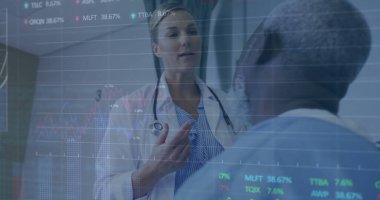 Doktor hastaya verileri steteskop, gizlilik perdesi ve veri örtüsüyle açıklıyor. Tıbbi, sağlık, analiz, teşhis, profesyonellik, teknoloji, klinik