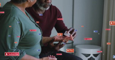 Orta yaşlı bir evlat, evinde, yapay zeka simgeleriyle şişeden anneye hap dağıtıyor. Aile bakımı, sağlık, dijital arayüz, kıdemli destek, sağlık hizmetleri, ev ortamları, duygusal bağlantı