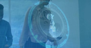 Ceket giyen adam, toplantı odasında dönen holografik küreyi işaret ediyor. Şebeke kaplamalı. Gelecek, işbirliği, yenilik, dijital, teknoloji, küresel, profesyonel