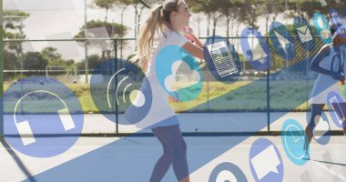 Mavi tenis kortunda yüzen dijital simgelerle öne doğru sallanan kadın oyuncu. Sporcular, takım çalışması, spor, açık hava, enerjik, canlı, fitness