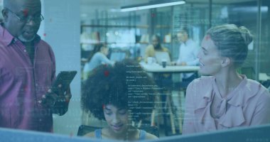 Akıllı telefonları kontrol eden ve açık planlı ofislerdeki bilgisayarlarda e-postaları yazan iş birliği yapan profesyoneller. İşbirliği, takım çalışması, yenilik, modern, canlı, üretkenlik, iletişim