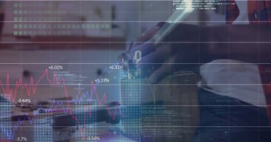 Sanal gerçeklik kulaklığı tutuyor, ofiste kırmızı ekose gömlek giyen ve DSLR kameralı bir adam. Teknoloji, yenilik, çalışma alanı, dijital, yaşam tarzı, çağdaş, yaratıcı