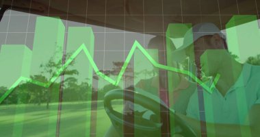 Golfçüler çim sahası, direksiyon, çatı, çizelge, kopyalama alanındaki el arabasında skorborda yaslanıyorlar. Boş zaman, prim, modern, spor, açık hava, işbirliği, tazelik