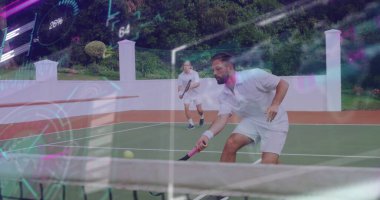 Sallanan sakallı oyuncu yeşil sahada tenis topuna HUD ile vuruyor. Spor, atletizm, yarışma, takım çalışması, dijital kaplama, açık hava, aktif giyim