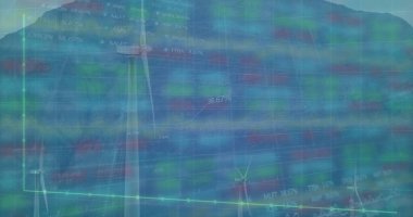 Rüzgâr çiftliğindeki dağ sırtında türbinlerle dönen ön planda türbin stok grafiğini gösteriyor. Yenilenebilir enerji, sürdürülebilirlik, teknoloji, temiz güç, çevrecilik, yenilik, mühendislik