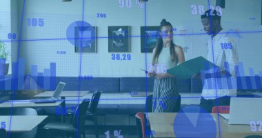 Çalışma odasındaki dosya ve klasörleri inceleyen iş arkadaşlarını dizüstü bilgisayarlarla ve soyut resimlerle inceliyorum. İşbirliği, yenilik, çalışma alanı, modernlik, üretkenlik, takım çalışması, yaratıcılık