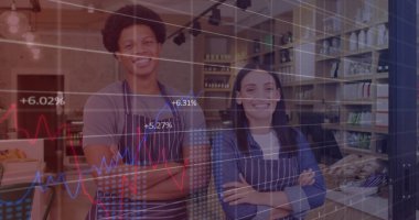 Pastane çalışanları tezgahın arkasında çizgili önlükler giyip pastalar ve dijital çizelgelerle gülümsüyorlar. Perakende, ticaret, satış, pazarlama, analitik, müşteri hizmetleri, konukseverlik