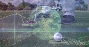 Golf topuyla, golf topuyla, golf sopasıyla ve dijital kaplamalarla golfçü bacaklarını gösteriyor. Atletik, duyarlılık, yenilik, spor, teknoloji, açık hava, rekabet gücü