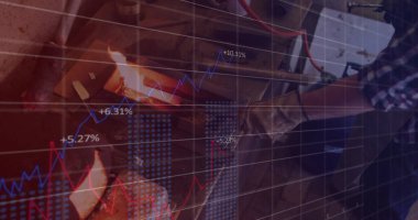 Metal atölyesinde örs, demir ocağı ve stok grafikleriyle önlük takan çekiç ustası. Demirci, atölye, endüstriyel, işçilik, metal işçiliği, ateşli, zanaatkar