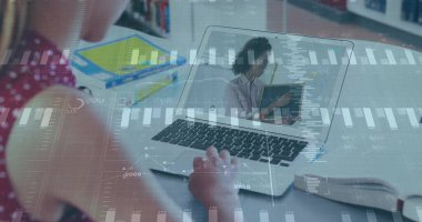 Evde öğretmenle gümüş dizüstü bilgisayarda çalışan genç bir kızı not defterleri ve veri tablolarıyla incelemek. Eğitim, e-öğrenim, uzak, dijital, eğitim, sınıf, profesyonel