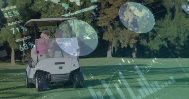 Golf arabasında golf kıyafeti giyen çift golf sahasının karşısında, dijital veri örtüleriyle. Lüks, boş zaman, görselleştirme, atletik, açık hava, teknoloji, rahatlama