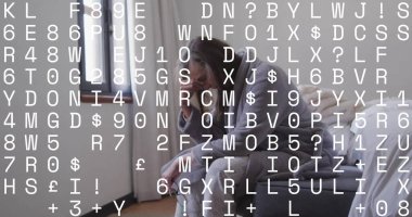 Gri pijamalı bir kadın yatak odasında el ele dinleniyor. Ayakları çıplak. Düşünce, huzur, huzur, minimalizm, yaşlanma, konfor, evcil