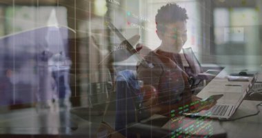 İş kadını, ofisteki uzun masada dizüstü bilgisayar ve telefonla borsa çizelgelerini izliyor. Şirket, analitik, veri, modern, çalışma alanı, büyüme, üretkenlik