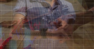 Akıllı telefon, siyah marangoz atölye tezgahında cebinde aletlerle çizelgeyi izliyor. Sanatçı, teknoloji, analitik, yenilik, inşaat, üretkenlik, işçilik