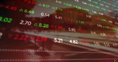 Bulanık sokak arkaplanını yeşil kırmızı üçgenlerle dolduran borsa numaraları gösteriliyor. Mali veriler, dijital görüntüleme, teknoloji, kentsel çevre, yatırım, analitik, iş