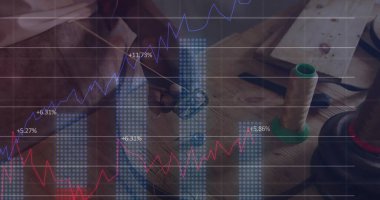 Çalışma masasında kalem, makas ve makas ile mavi çubuk grafikleri ve mor-kırmızı çizgi grafikleri gösteriliyor. Analizler, veri görselleştirme, işçilik, yenilik, profesyonellik, üretkenlik, modern