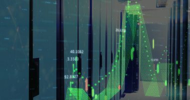 Siyah sunucu dolaplarıyla dar veri merkezi koridorları gösteriliyor, yeşil dijital grafik kaplamalı. Teknoloji, siber güvenlik, veri analizi, dijital altyapı, modern tasarım, endüstriyel, yüksek teknoloji