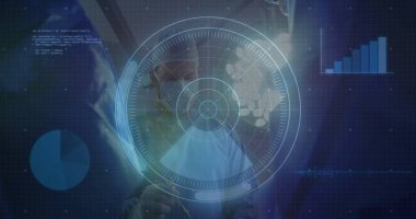 Laboratuvarda ameliyat kıyafeti giyen, hologram arayüzlü, pasta grafiği grafikli bir cerrah. Tıbbi, teknoloji, yenilik, görselleştirme, veri, dijital, sağlık