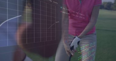 Golf sahası sahasında golf topu ve finansal tablolarıyla atış hazırlığı yapan bir kadın. Spor, eğlence, iletişim, profesyonel, modern, açık hava, zarafet