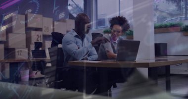 Ofisteki iş arkadaşlarının kıyafetlerini incelemek konferans masasındaki çizelgeleri bitkilerle analiz etmek. İşbirliği, takım çalışması, modern, kurumsal, veri, analiz, çalışma alanı