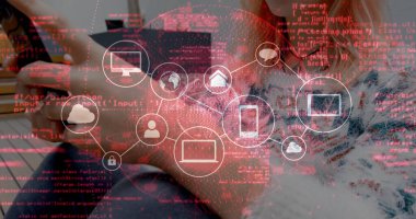 Geliştiriciler kod üzerindeki ağ simgesini analiz ediyor. Ahşap masa üzerinde dizüstü bilgisayar akıllı telefonuyla örtüyor. Teknoloji, işbirliği, yenilik, bağlantı, dijital, çalışma alanı, modern