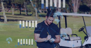 Golf eldiveni giyen bir golfçü manikürlü çim yolunda, elektrikli arabası ve dijital kaplamaları olan bir eldiven giyiyor. Açık hava, fitness, teknoloji, analiz, profesyonel, spor, eğlence