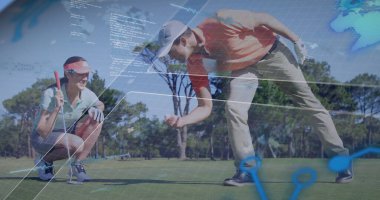 Golf kıyafetleri içinde diz çökmüş ve çömelmiş bir çift golf sahasındaki golf sahasını inceliyor, dijital örtüler. Spor, eğlence, eğlence, açık hava, zarafet, hassasiyet, takım çalışması.